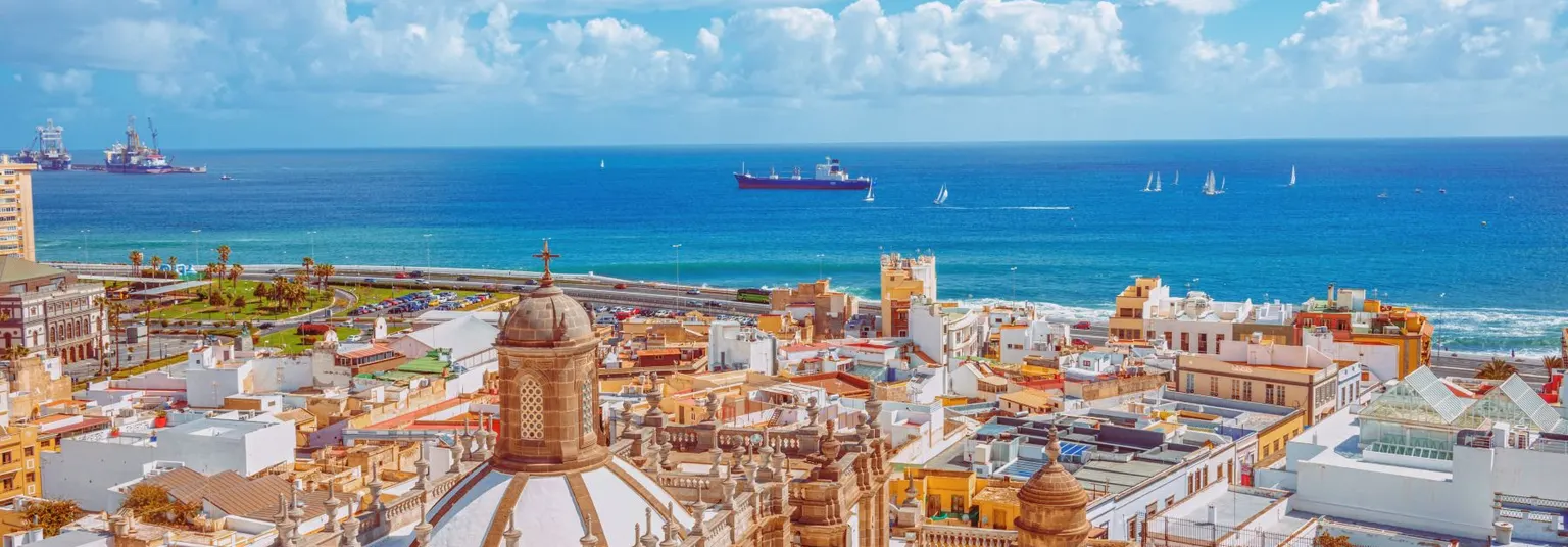 Luchtfoto van de oude binnenstad en de boulevard van Las Palmas de Gran Canaria.
